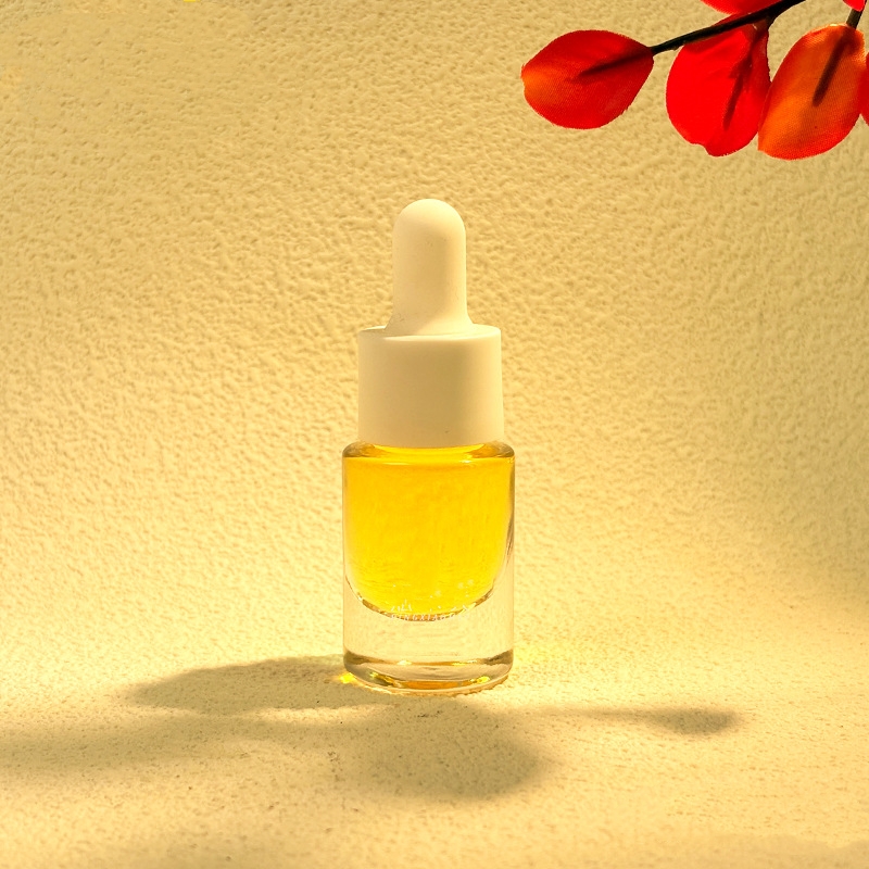 Kis üveg illóolajos palackok fém vagy fa cseppentővel Kis üveg illóolajos palackok fém vagy fa cseppentővel