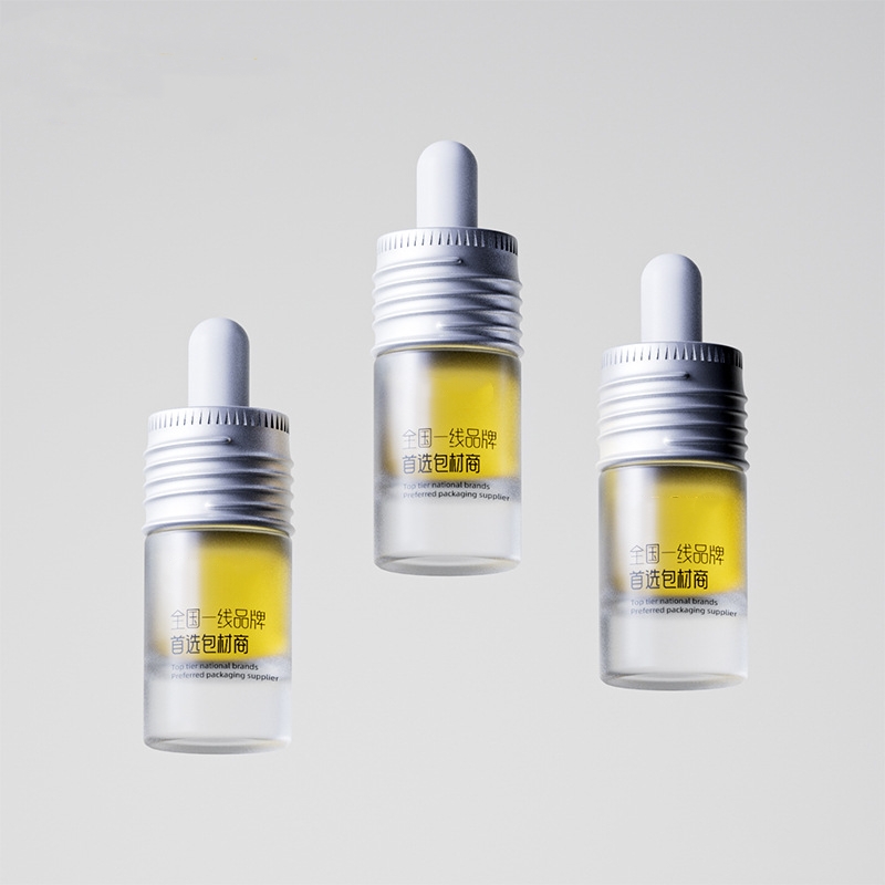 Kis üveg illóolajos palackok fém vagy fa cseppentővel Kis üveg illóolajos palackok fém vagy fa cseppentővel