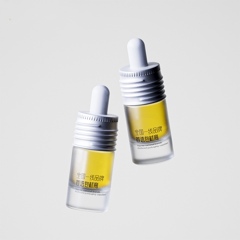 Kis üveg illóolajos palackok fém vagy fa cseppentővel Kis üveg illóolajos palackok fém vagy fa cseppentővel