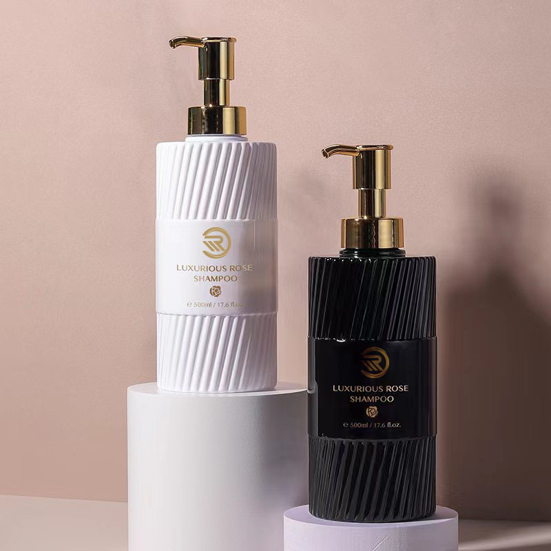 Környezetbarát 500 ml-es lapos váll sampon tusfürdős flakon fehér fekete csíkos nyomós műanyag pumpás emulziós csomagolás lotion használatra