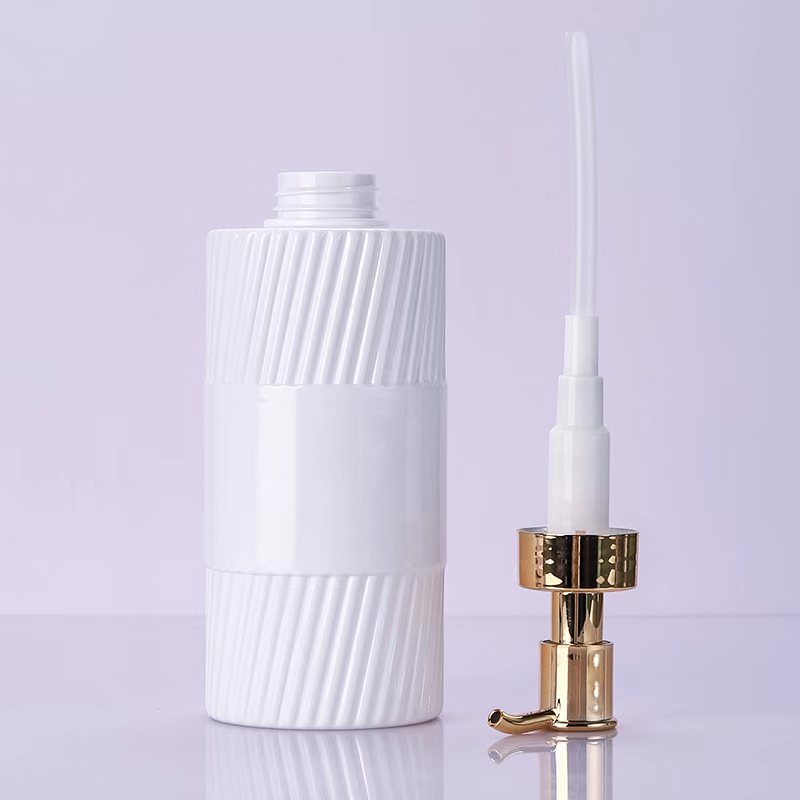 Környezetbarát 500 ml-es lapos váll sampon tusfürdős flakon fehér fekete csíkos nyomós műanyag pumpás emulziós csomagolás lotion használatra Környezetbarát 500 ml-es lapos váll sampon tusfürdős flakon fehér fekete csíkos nyomós műanyag pumpás emulziós csomagolás lotion használatra