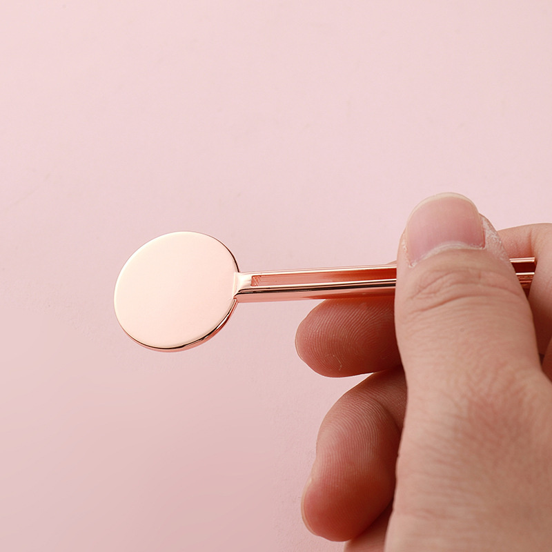 Kozmetikai kulcsrakész csőcsavaró gördülő fogkrém tubus kinyomó kulcs állvánnyal adagolóval fémcső kinyomó Kozmetikai kulcsrakész csőcsavaró gördülő fogkrém tubus kinyomó kulcs állvánnyal adagolóval fémcső kinyomó