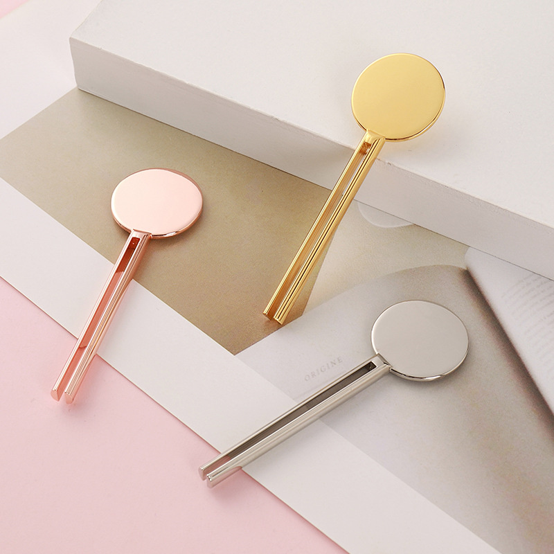 Kozmetikai kulcsrakész csőcsavaró gördülő fogkrém tubus kinyomó kulcs állvánnyal adagolóval fémcső kinyomó