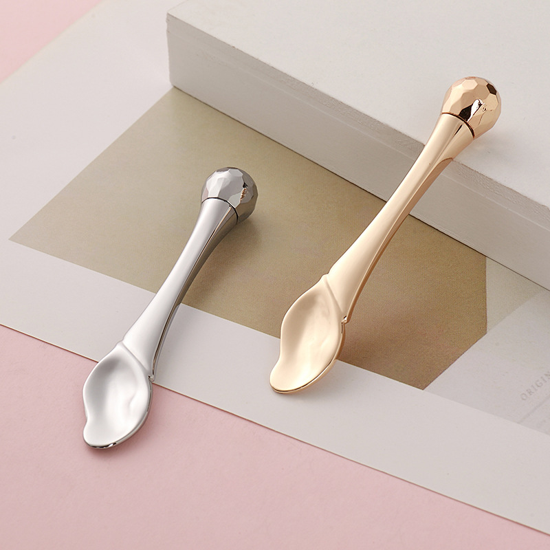 Eye Roller Massage Stick Eye Cream Applikátor Kozmetikai spatulák Ránctalanító Arc Kanál Arany Ötvözet Arcápoló eszköz Eye Roller Massage Stick Eye Cream Applikátor Kozmetikai spatulák Ránctalanító Arc Kanál Arany Ötvözet Arcápoló eszköz