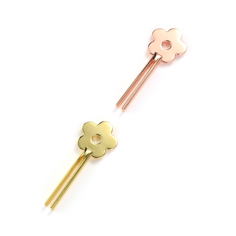 Mosolygó virág formájú cinkötvözet csőcsavaró Mosolygó virág formájú cinkötvözet csőcsavaró